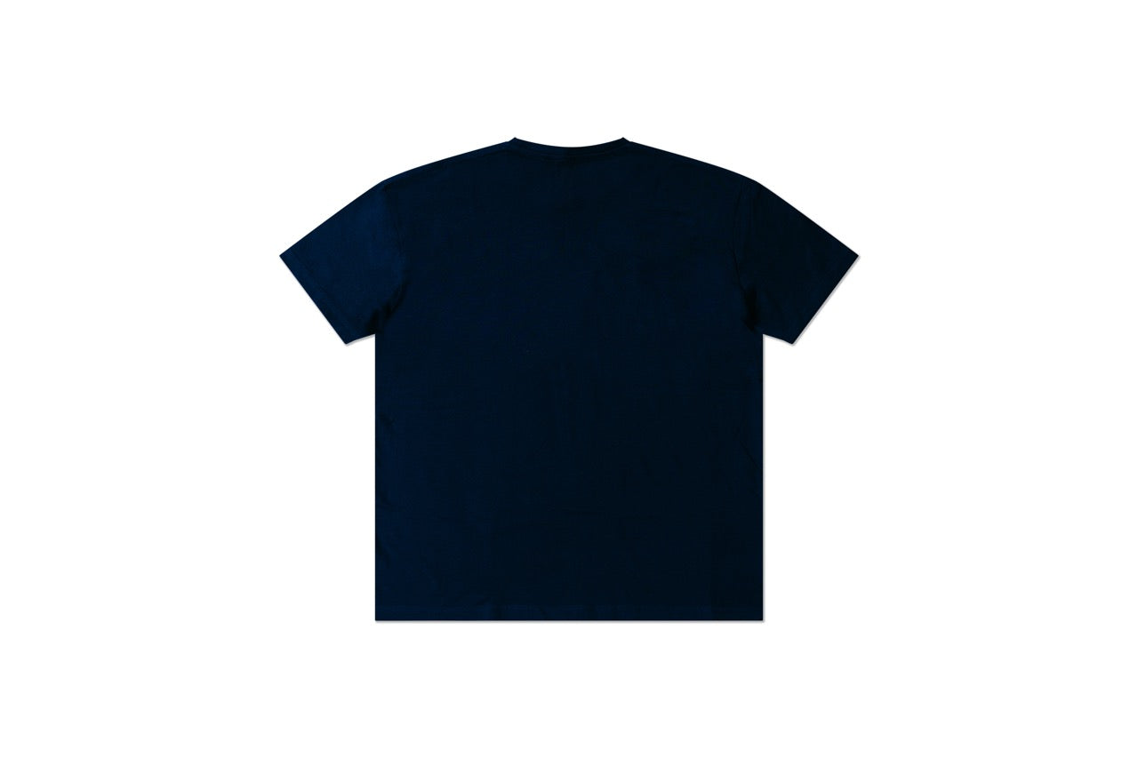 Blaues T-Shirt mit weißem Stick 