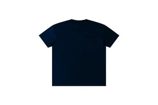 Blaues T-Shirt mit weißem Stick 